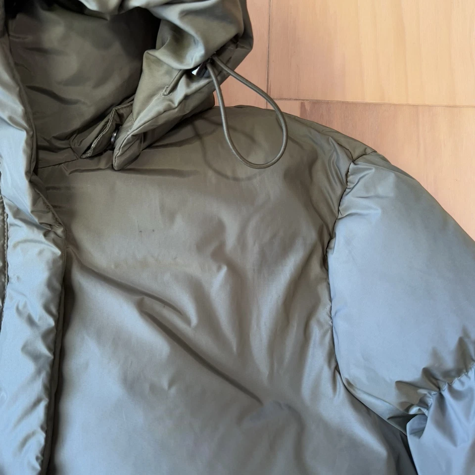 Chaqueta acolchada Jenni Kayne para mujer mediana verde relleno ropa exterior aislada Foto 4 de 4