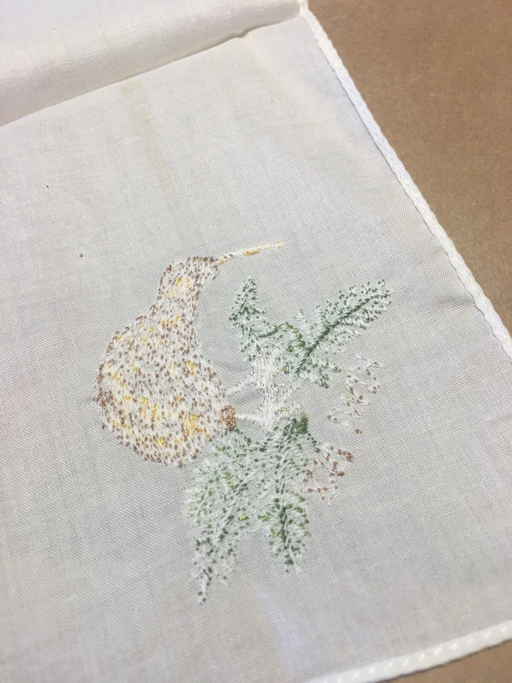 Pañuelo Blanco Vintage “KIWI NZ” Nueva Zelanda Bordado Kiwi Pájaro 10”x10” Foto 4 de 4