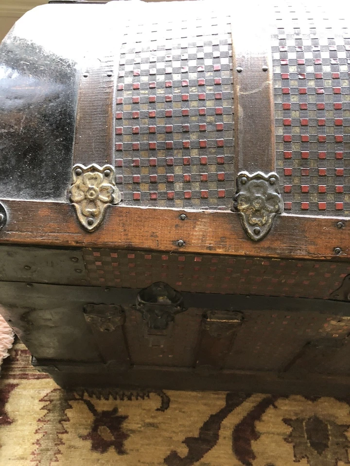 Antiguo baúl victoriano de barril abovedado prensado de hojalata tesoro cofre grande Foto 3 de 4