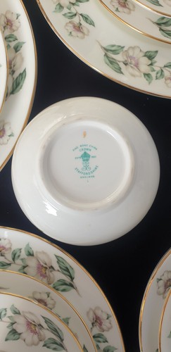 A Crown Staffordshire Bone China Floral Bordered Dinner Service, Mid 20thC - Picture 10 of 12