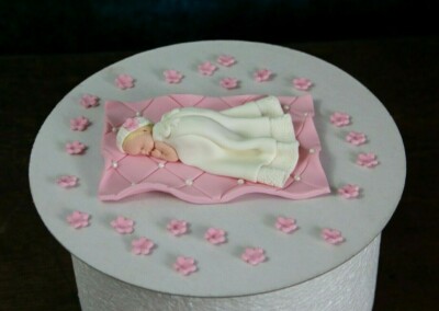 Essbare Handarbeit blond Baby Mädchen auf Decke Babyparty Taufe Tortenaufleger