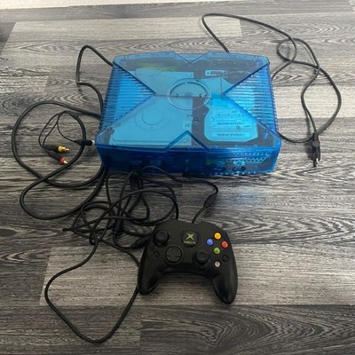 Microsoft Original Xbox w/ controller / cables (functional / hull damaged)