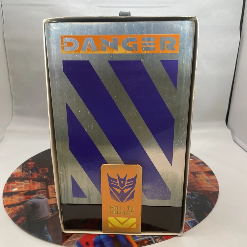 2013 SDCC Transformers Beast Hunters Exclusives Shockwave's Lab Exclusive - Image 4 of 4