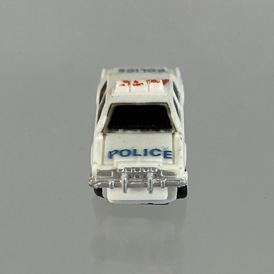 Micro coche de policía más pequeño Matchbox Worlds de colección de máquinas de recinto de policía Foto 2 de 4