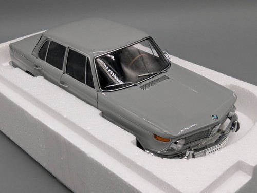 Maquetas de coches 1:18 tipo de coche BMW 1800 TI/SA nueva clase Street Car Bristol Grey embalaje original - Imagen 8 de 14