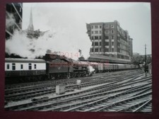 PHOTO  8 X 6 IN - GWR KING CLASS LOCO NO 6003 'KING GEORGE IV' GETTING UNDER WAY