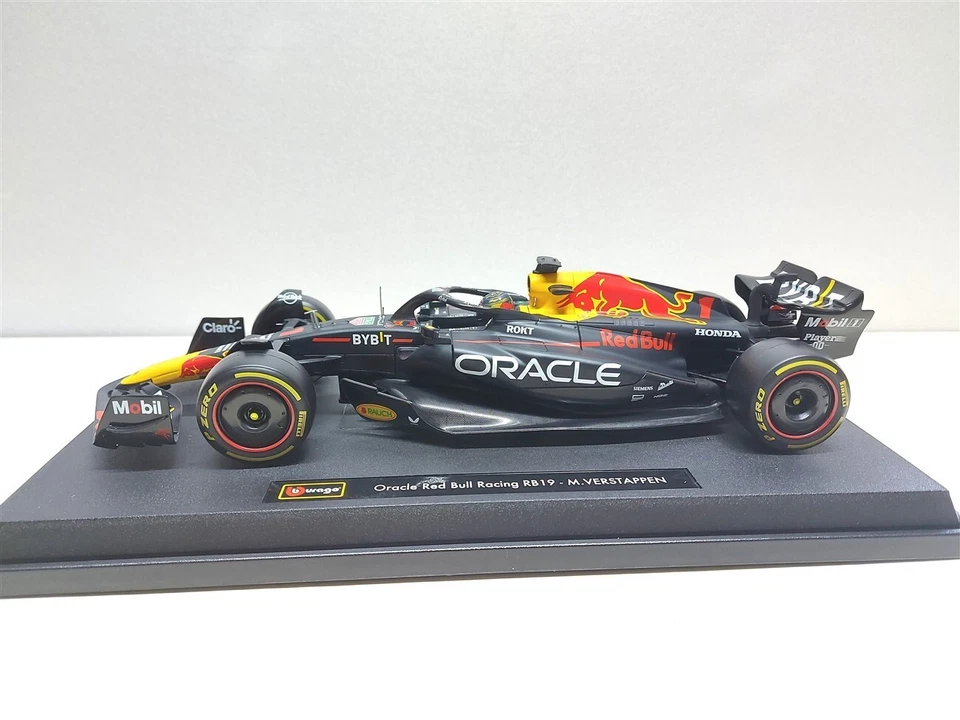 Red Bull RB19 F1 World Champion 2023 #1 M. Verstappen - 1/18 Burago - Immagine 3 di 4