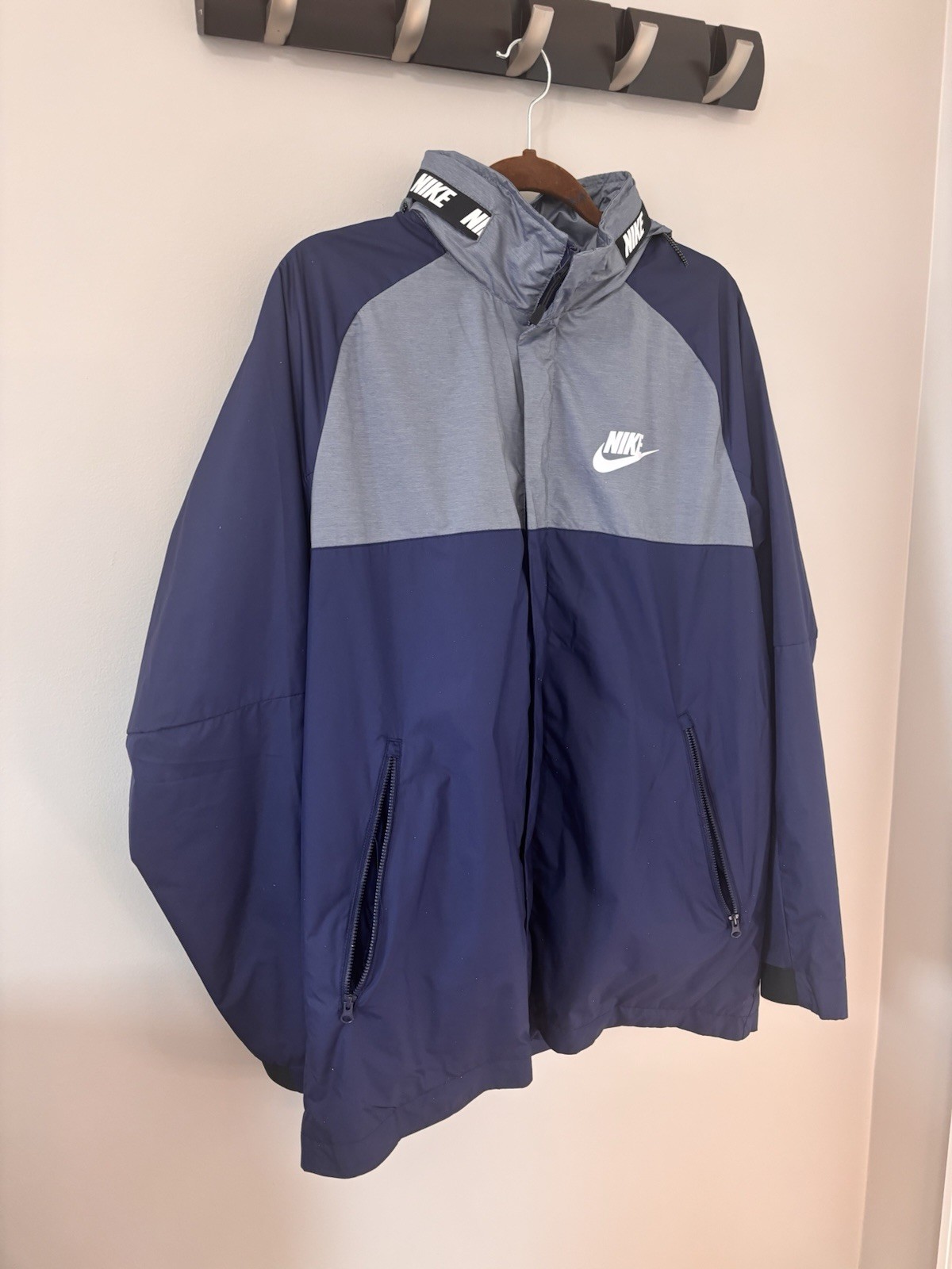 NIKE lightweight Windrunner polyester hooded jack… - image 3