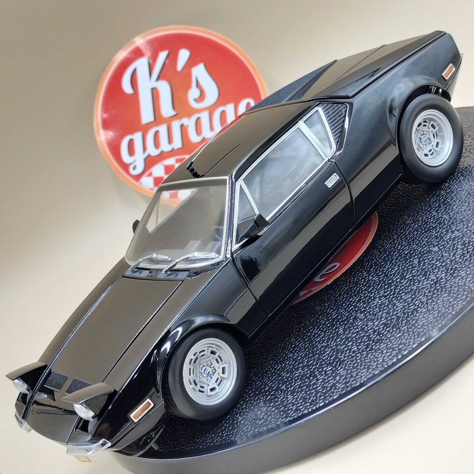 Kyosho De Tomaso Pantera L 1972 1:18 08851R