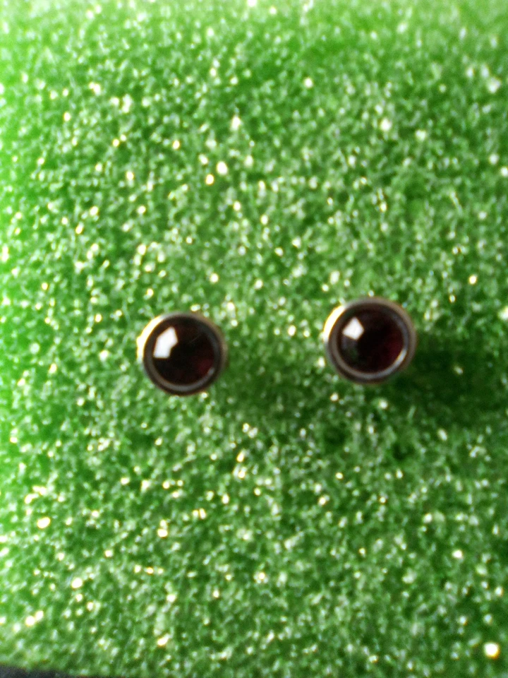 Brincos fantasia cor pedra roxo escuro - Imagem 4 de 4