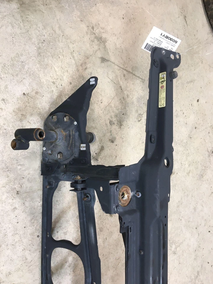 01 BMW 325I Radiator Support Foto 3 de 4