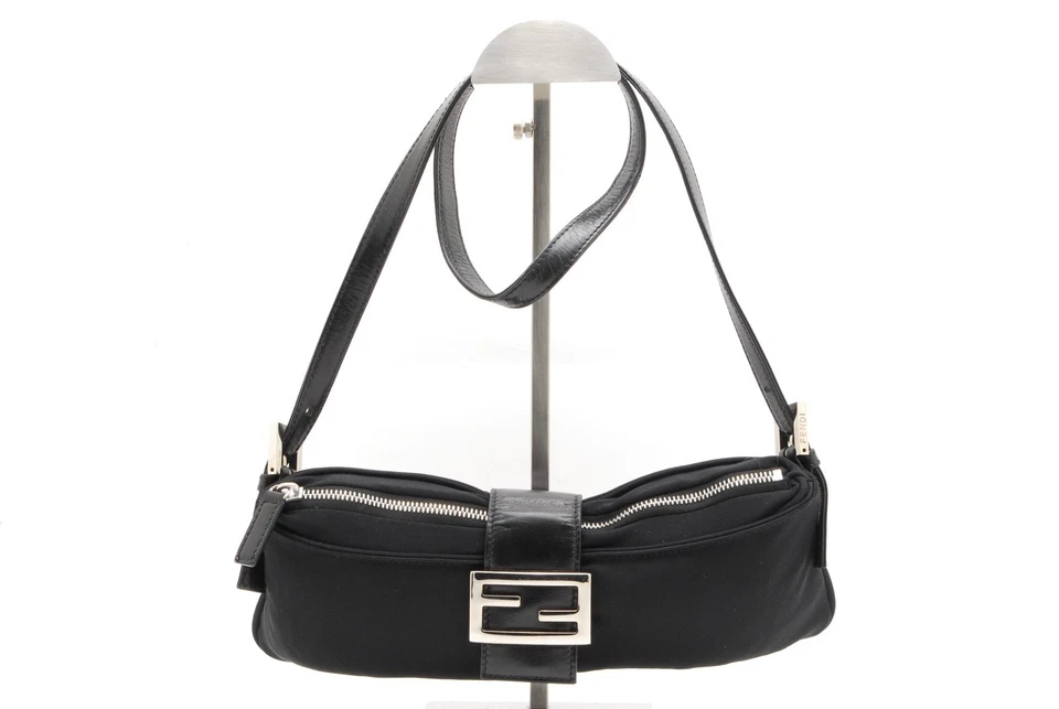 Bolso de Hombro Fendi Mamma Baguette Negro Nylon Foto 2 de 4