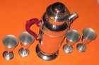 RED BAKELITE HANDLE COCKTAIL SHAKER+4 GLASSES — photo 2