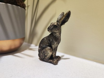 Alter antiker bronzefarbener Hase in klassischen Ohren hochgegossen in Resin, handgefertigt 