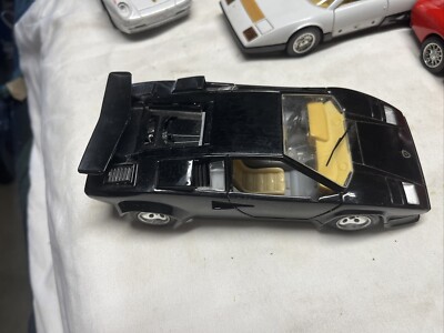 Burago 3037 Lamborghini Countach 1988 1:24 Scale Diecast Car -