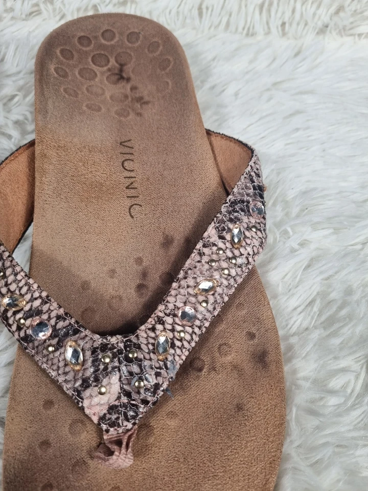 Vionic Lucia Sandals Womens Size 11 Wide Snakeskin Embellished Flip Flops Shoes - Image 2 of 4
