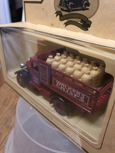 LLEDO DAYS GONE MADE IN ENGLAND WALKERS CRISPS MAROON TRUCK WITH GAS BOTTLES - Picture 3 of 3