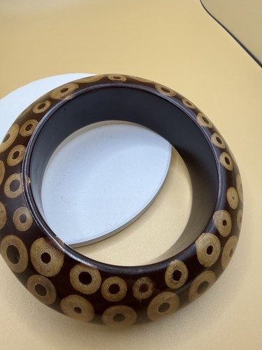 VINTAGE UNMARKED LUCITE BANGLE BRACELET