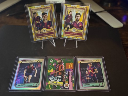 Lionel Messi, Pedri, Cruyff, Raphinha, and 07/99 90s Madnes Stoichkoy.  Topps
