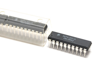 2x IC Baustein von Motorola Typ SN74LS641N, Octal Bus Transceiver, DIP-20, NOS
