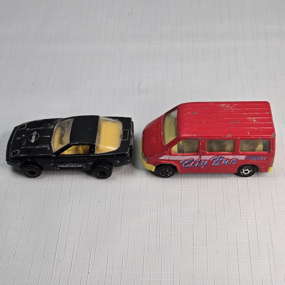 Majorette Diecast City Bus No.243 Rojo y Corvette Z R-1 No.215 Negro Lote de 2 Foto 3 de 4