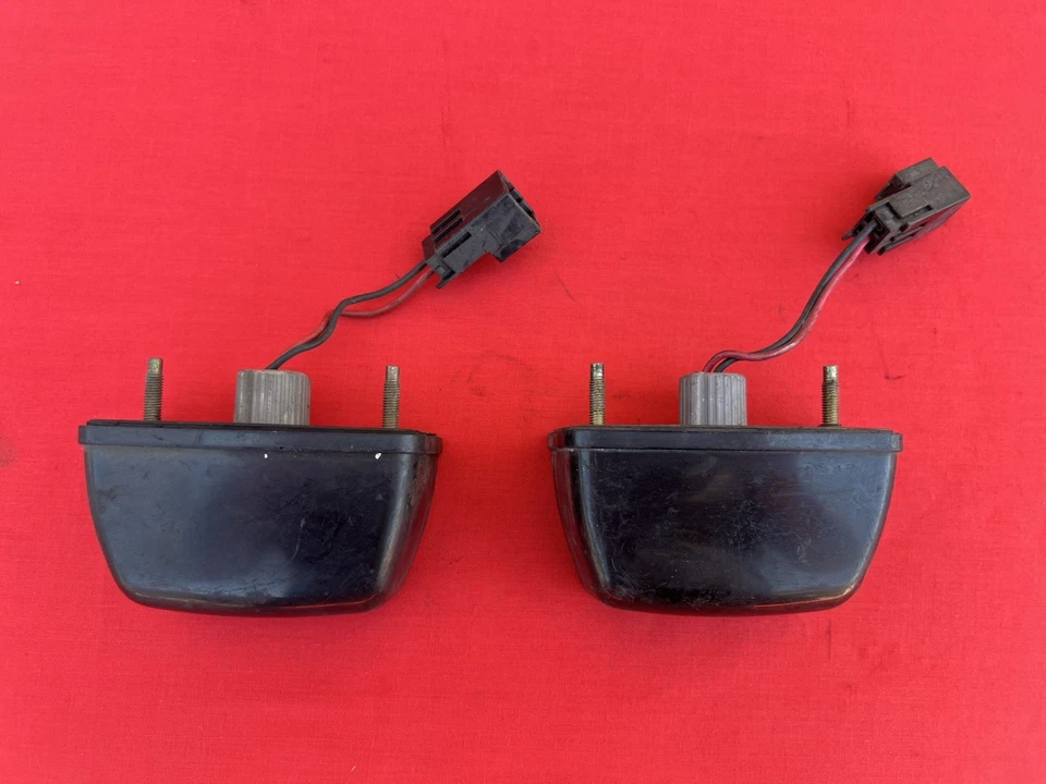 1985 Toyota Cressida luz de placa traseira lado direito e esquerdo fabricante de equipamento original - Imagem 2 de 2