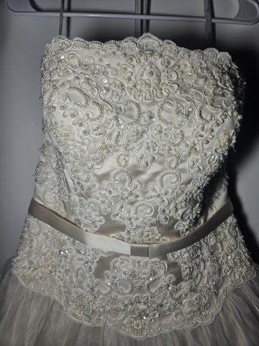 Vestido de novia con tren Oleg Cassini Collection David's talla 10. Descripción - Imagen 2 de 9