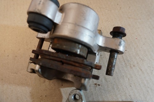 Pinza de freno trasera modelo Honda CB-1 400 CB1 CB400F NC27 1990 DAÑADA - Imagen 10 de 11
