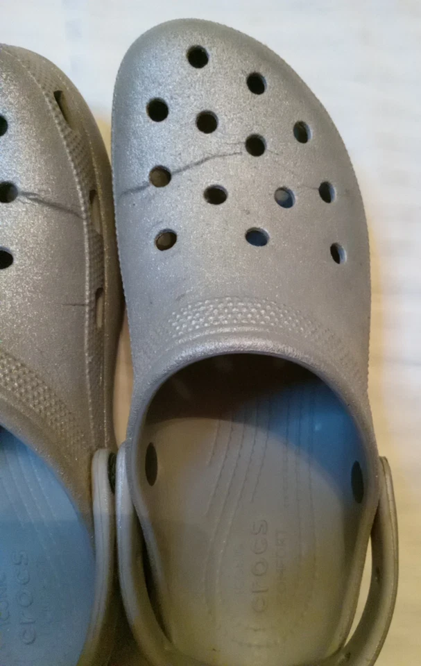 Plataforma Crocs para mujer talla 10 plateada Foto 3 de 4