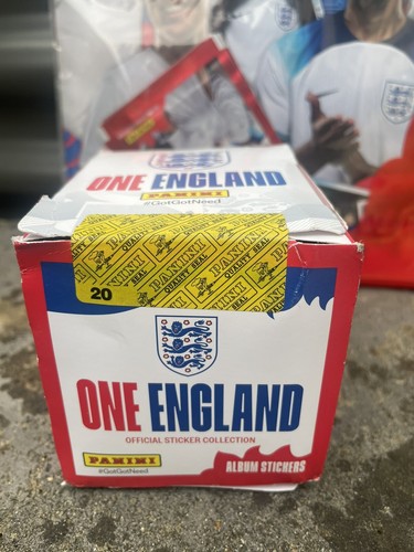 One England STARTER PACK & BOX 50 Confezioni Sticker Album Panini Mondiali Euro NUOVO - Foto 2 di 12