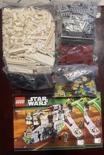 LEGO Star Wars: Republic Gunship (75021) 100% Complete W/ Mini Figs & Manuals!