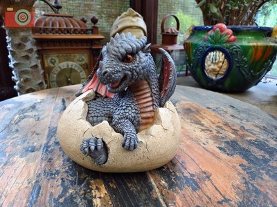 FABELHAFTE SCHLÜPFENDE DRACHENEI FIGUR.  Haus oder Garten von Vivid Arts
