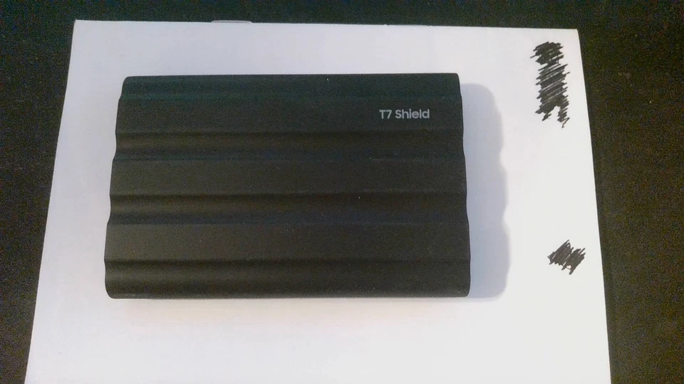 SSD portátil Samsung T7 Shield, 1 TB, USB 3.2 Gen.2, 1050 MB/s de lectura, 1000 MB/s Foto 2 de 2