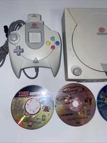 Sega Dreamcast With 4 Games, NO CORDS!, And 2 Controllers, Works Great