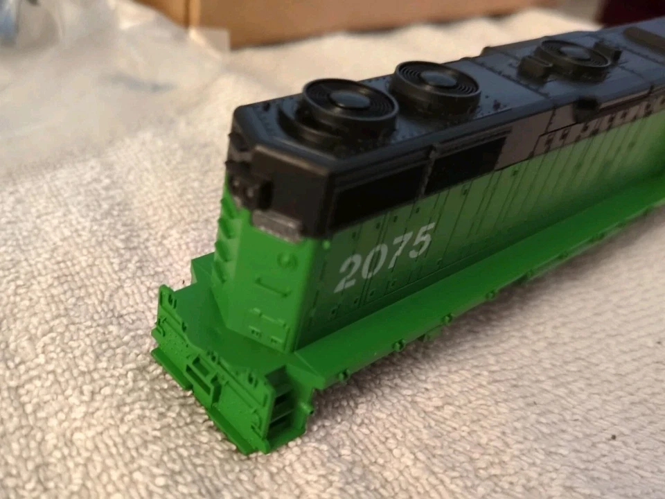 Athearn HO Burlington Northern GP38 Shell With Railings - Image 4 of 4