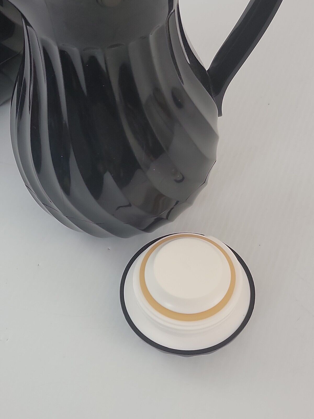 Vollrath 52140 Tilt And Pour Black SwirlServe 32-42 Ounce Beverage Server 