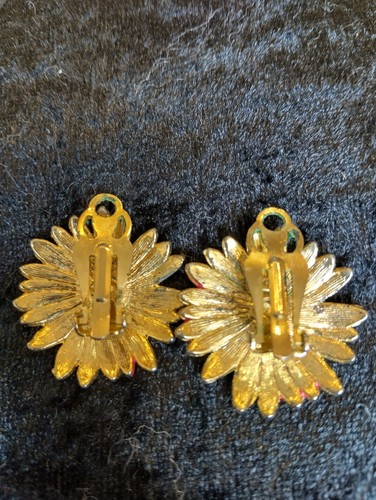 Vintage Monet Gold Tone And Pink Enamel Clip On Daisy Flower Earrings - Picture 6 of 8