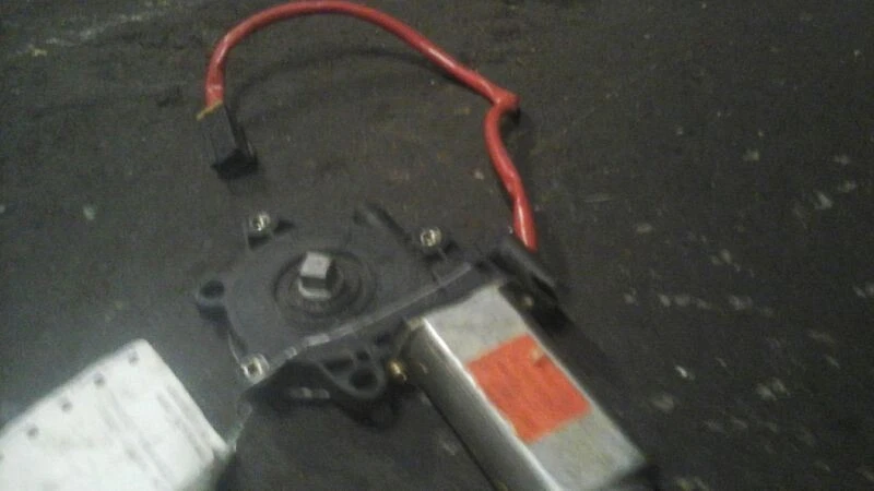 95 PATHFINDER RIGHT POWER WINDOW MOTOR REAR FROM MARCH 1995 - Image 3 of 3