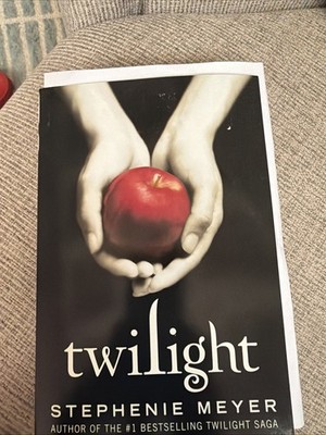 Twilight by Stephenie Meyer (Trade Paperback)