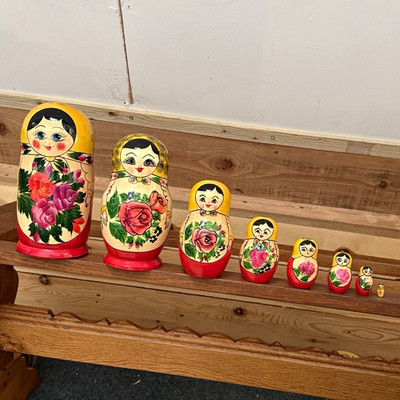 Vintage Russian Matryoshka Nesting Dolls   8 Piece Hand Painted Floral Set