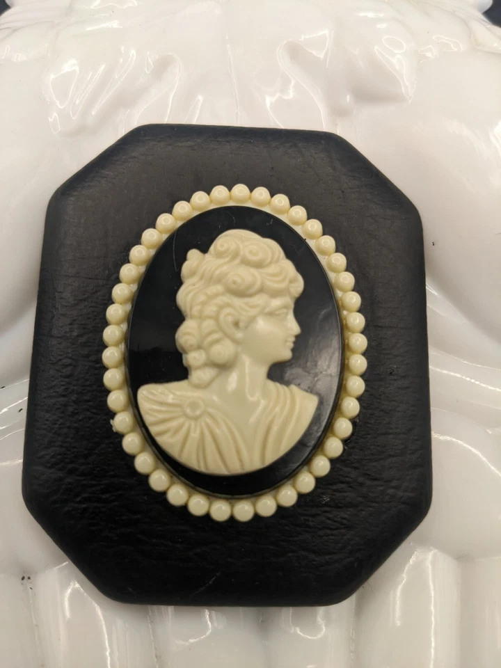 Hebilla de cinturón camafeo vintage blanco y negro para damas Foto 2 de 4