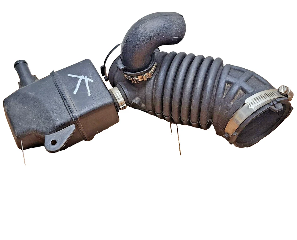 Разъем впускного шланга воздухоочистителя двигателя Nissan Sentra 2007–2012 годов выпуска 16576-ET00A от оригинального производителя - Изображение 2 из 3