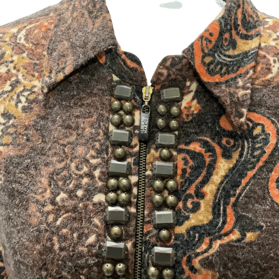 Jaqueta Alberto Makali marrom paisley malha forrada enfeitada metálica leve tamanho médio - Imagem 2 de 4