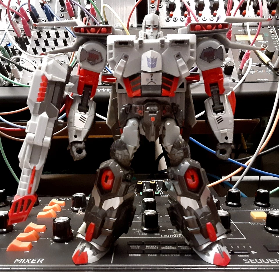 2020 Transformers Generations Selects Super Megatron w/ Upgrades + ToyHax - Image 4 of 4