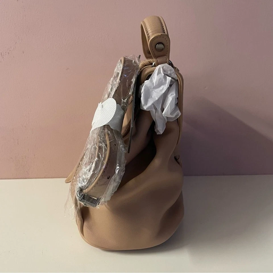 Mochila tipo cubo Street Level nueva con etiquetas Boho nude imitación cuero magnético botón a presión Foto 4 de 4