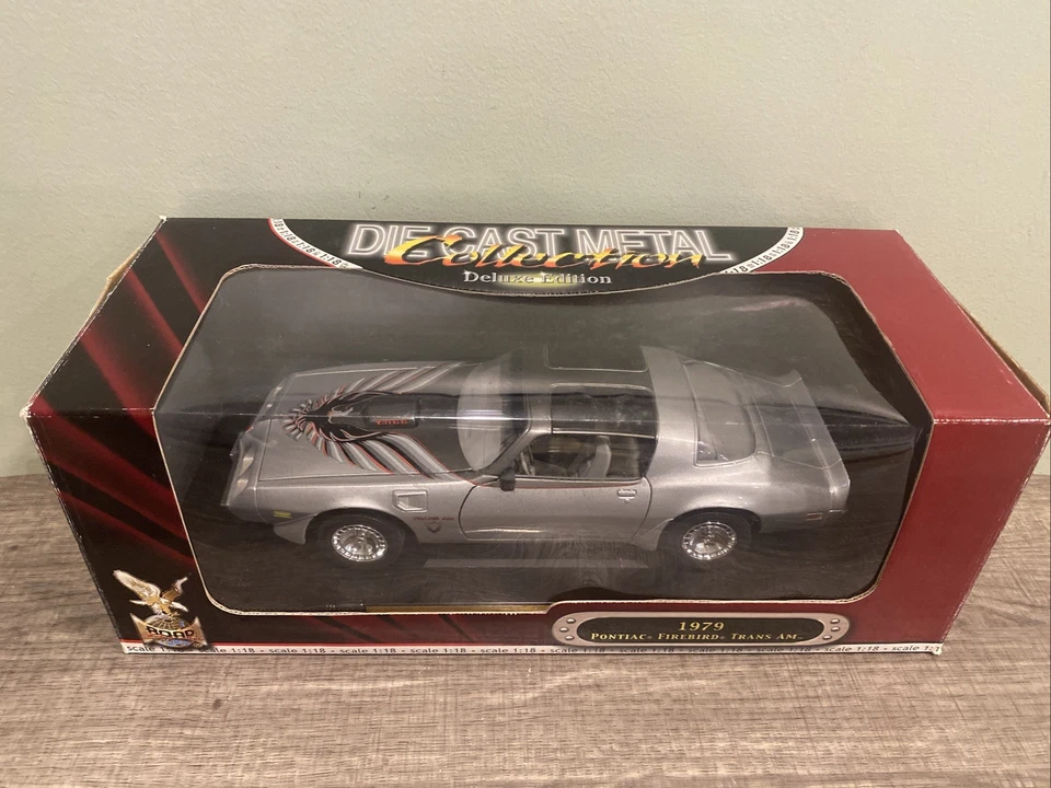 Road Signature 1/18 Scale  - 1979 Pontiac Firebird Trans-Am - Silver 10th -92738 - Image 2 of 4