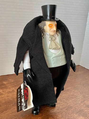 Vintage 1992 BATMAN RETURNS-THE PENGUIN 9" Vinyl Figure w/Cape-NEW- Danny Divito - Picture 2 of 7