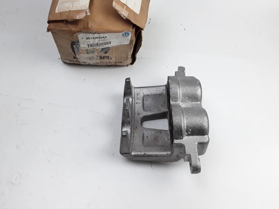 Pinça de freio a disco Mopar 05143692AA dianteira direita para Grand Cherokee, Commander - Imagem 4 de 4