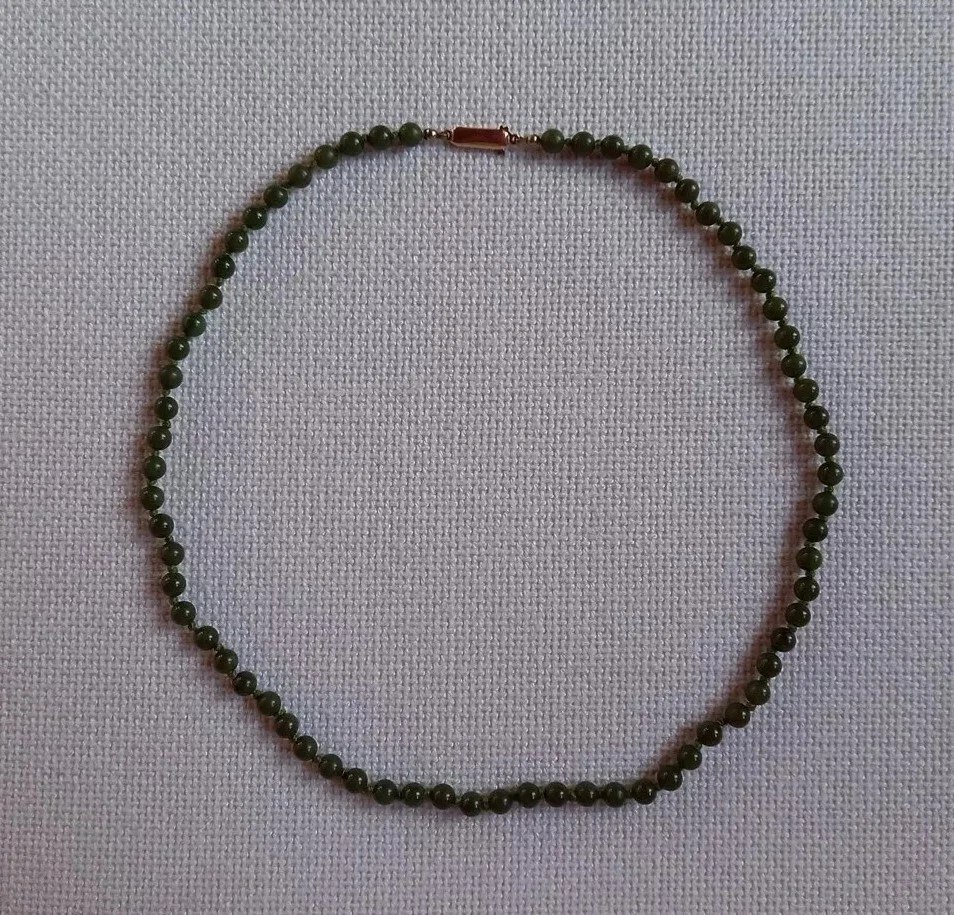 COLLANA  GIROCOLLO PERLE GIADA sferiche verdi, chiusura argento dorato, vintage - Immagine 2 di 4