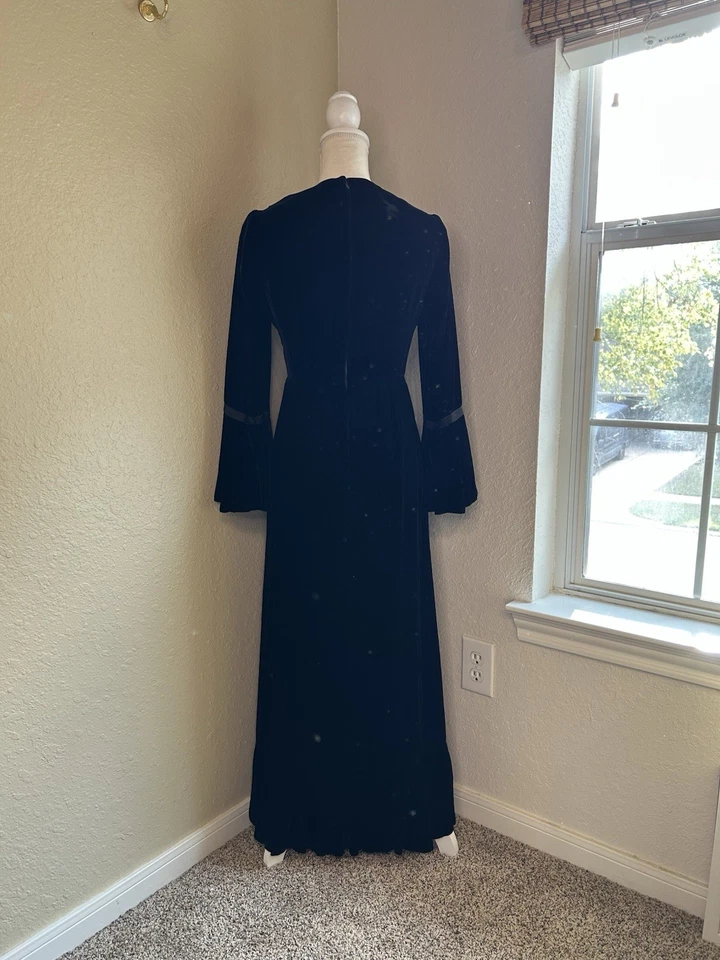 Vintage 1940s Bell Sleeve Edwardian Style Black Velvet Dress Size S Ruffle Hem - Image 2 of 4